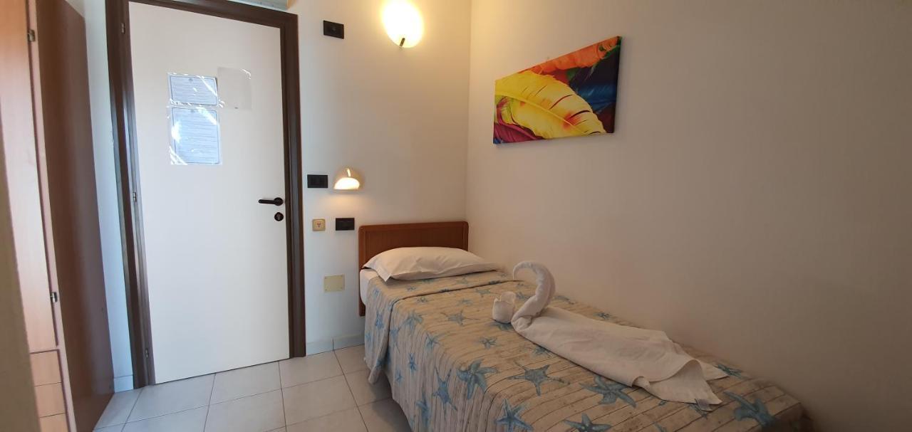 Hotel Vela Azzurra Ріміні Екстер'єр фото