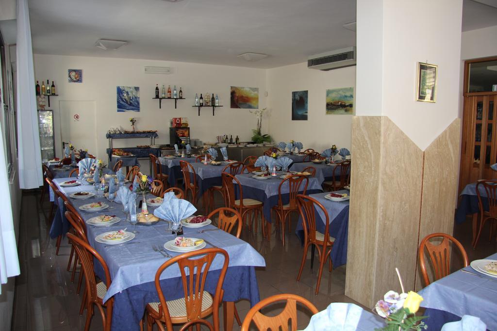 Hotel Vela Azzurra Ріміні Екстер'єр фото